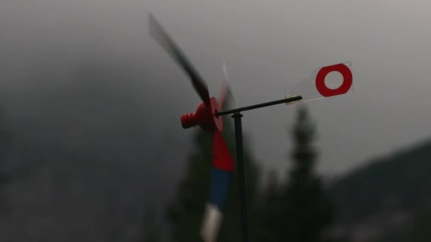 Větrný Mlýn Rychle Rotující Bouřkovém Větru Přes Vysokohorské Pohoří Pozadí — Stock video