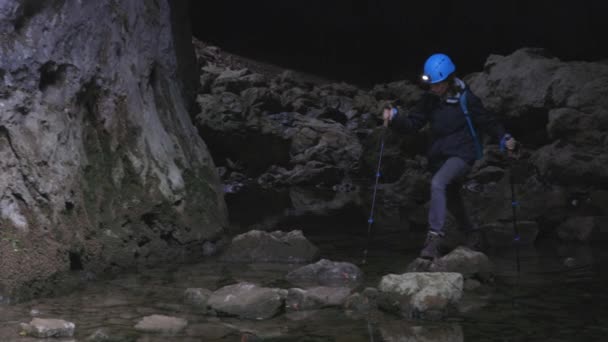女施法者探索岩溶洞穴矿物形成 Rakov Skocjan斯洛文尼亚欧洲 — 图库视频影像