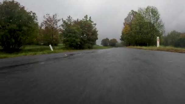 Niska Perspektywa Kamera Samochód Wiejskiej Drogi Mokrych Śliskich Warunkach Jesień — Wideo stockowe