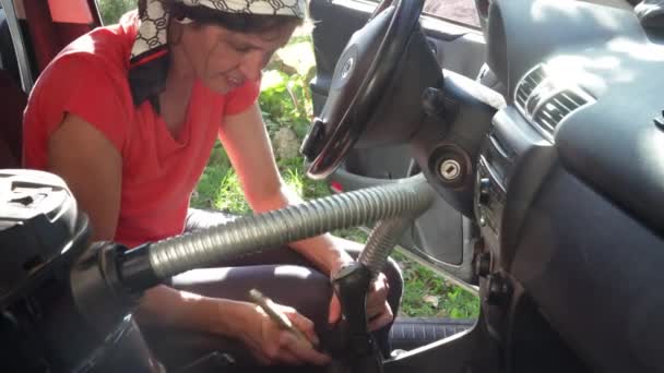 Χαμογελώντας Ενηλίκων Γυναίκα Καθαρισμού Του Αυτοκινήτου Της Εσωτερικό Ηλεκτρική Σκούπα — Αρχείο Βίντεο