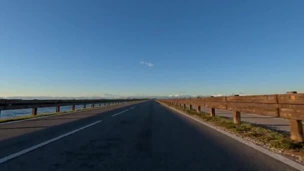 グラドからフリウス ヴェネツィア ジュリア イタリアのアクエリアへの道上のカメラ車 アドリア海の海ヨーロッパのラグーン上の道をドライブ — ストック動画
