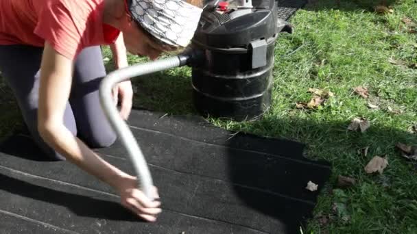 Dorosła Kobieta Sprzątająca Dywany Samochodowe Odkurzaczem Podwórku Podwórku — Wideo stockowe