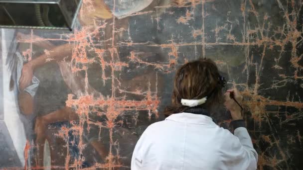 Abilità Donna Restauratore Prendersi Cura Vecchio Dipinto Del Secolo Passato — Video Stock