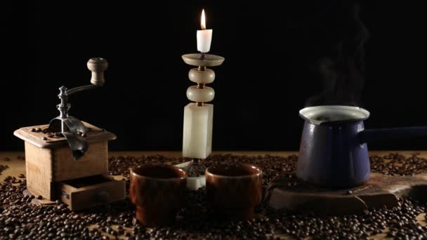 新鲜的地面咖啡豆咖啡饮料 用手工制作的褐色杯子盛在热蒸汽的桌子上 — 图库视频影像