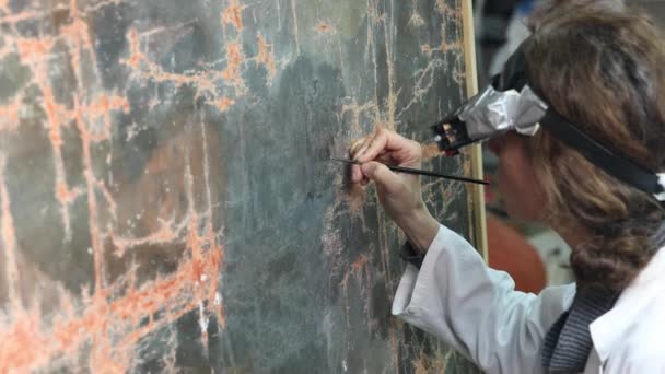 Mulher Especialidade Restorer Taking Care Old Painting Century Has Been — Vídeo de Stock