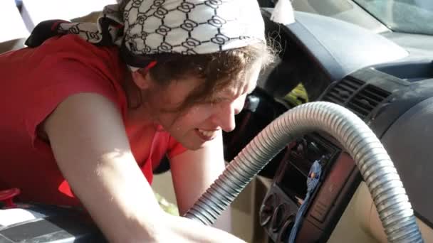 Mid Adult Woman Καθαρισμός Του Αυτοκινήτου Της Εσωτερικό Ηλεκτρική Σκούπα — Αρχείο Βίντεο