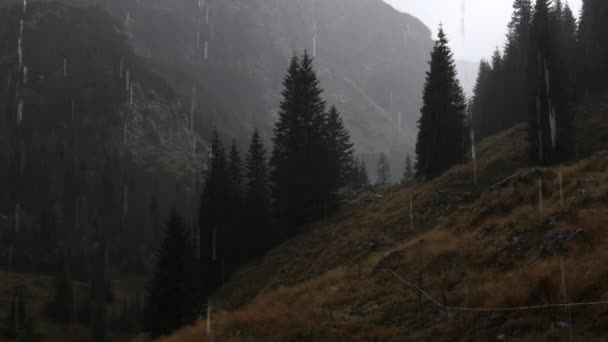 Południu Ciężka Jesienna Burza Deszczowa Górach Krajobraz Spod Dachu Schroniska — Wideo stockowe