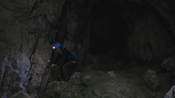 Speleologist Discovery Karst River는 Karst Cave에서 지하로 사라졌습니다 Rak Rak — 비디오