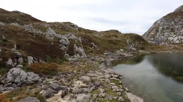 ジュリアンアルプススロベニアヨーロッパのルシニカ氷河アルパイン湖 — ストック動画