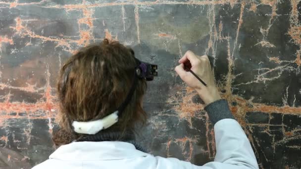 Expertis Art Restorer Woman Återställa Gammal Målning Från Det Förflutna — Stockvideo