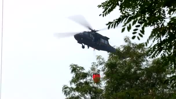 スロベニア ノヴァ ゴリツァ 2022年7月21日 スロバキア空軍ヘリコプターがスロベニアの消防士を支援し スロベニアのカルストのイタリア領域で広範な火災を消滅させる ここでVipava川から水をロードする — ストック動画