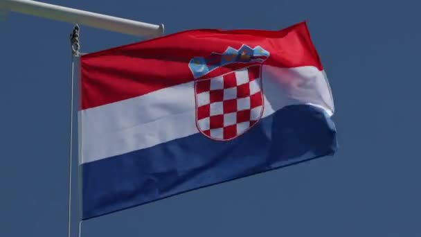 Chorvatská Vlajka Vlaje Proti Modrému Nebi Trajektové Lodi Full Frame — Stock video