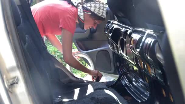 Καυκάσια Ενήλικη Γυναίκα Που Καθαρίζει Εσωτερικό Του Αυτοκινήτου Της Ηλεκτρική — Αρχείο Βίντεο