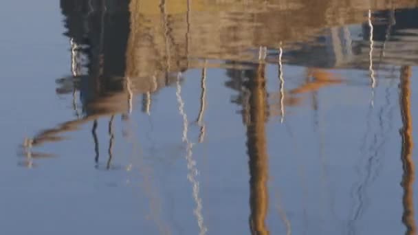 Reflexionen Alter Holzboote Ruhiger See Bei Tageslicht Hintergrund Roll Video — Stockvideo