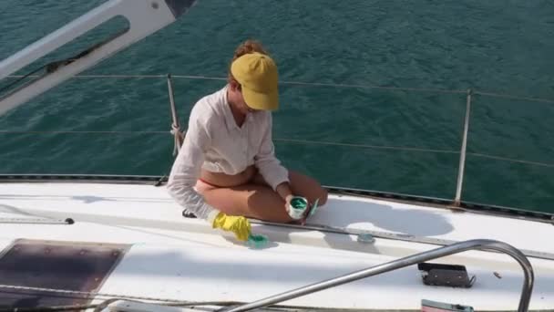 Yaz Tatilindeki Yetişkin Kadın Açık Denizde Yelkenlisini Restore Ediyor Yaz — Stok video