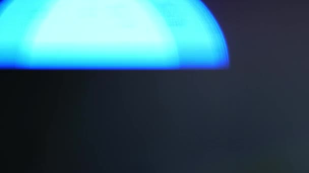 Переривчаста Поліція Синє Світло Блимає Розмитим Чорному Або Темному Тлі — стокове відео