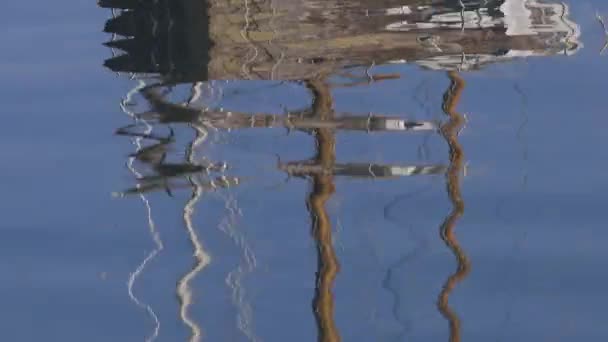 晨光中平静大海中老式木船的反思 背景B卷4K视频 — 图库视频影像