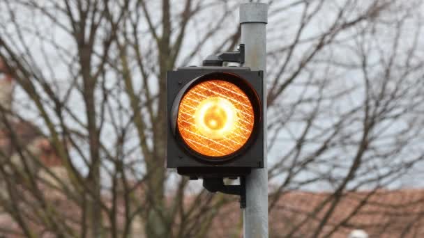 Semáforos Europeus Atenção Ferroviária Laranja Blinking Light Close — Vídeo de Stock