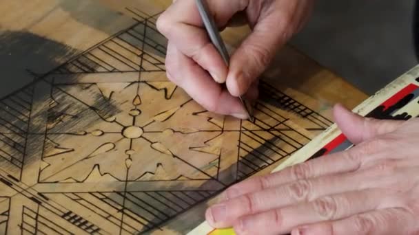 Kobiece Ręce Dorosłej Kobiety Profesjonalne Ręcznie Robione Szablony Malowania Ścian — Wideo stockowe