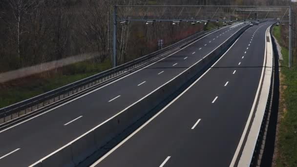 Trafiksäkerhetskameror Och Instrument Över Motorväg Slovenien Suddig Tid Förflutit — Stockvideo