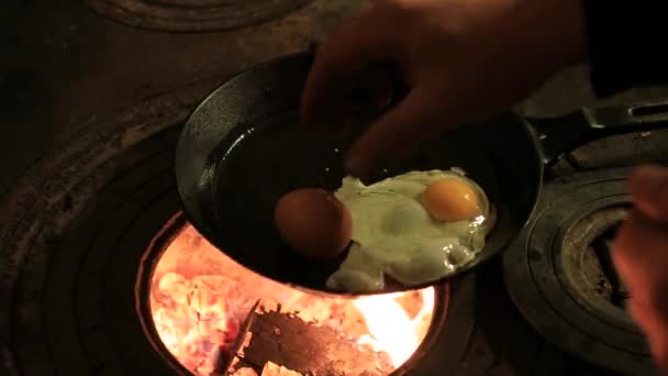 Προετοιμασία Ενός Cowboy Αυγά Πρωινό Ένα Fraying Pan Μια Παλιά — Αρχείο Βίντεο