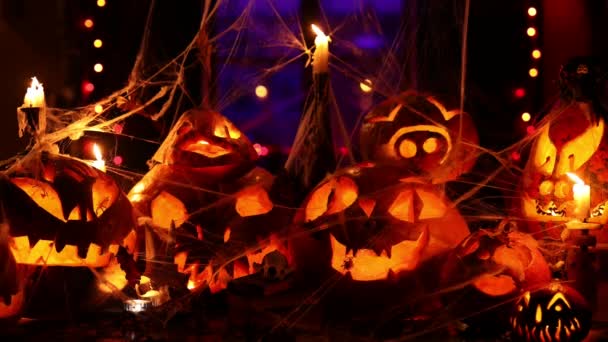 Halloween Jack Lanterns Video Kouřem Třpytivé Svíčky Barevné Měnící Světla — Stock video