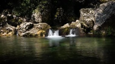 Vipava Vadisi 'ndeki Idyllic Water Stream River Hubelj Küçük Gölleri - Slovenya