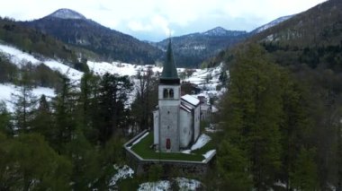 Slovenya Banjsice Platosu 'ndaki Lokve Kilisesi' nin Kışın Havadan Görüntüsü