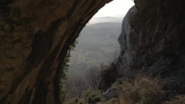 Skozno - dağlar - Karst jeolojik oluşum tabiat simgesi - Vipava vadisi Slovenya 'da bir uçtan bir uca yürüyebileceğiniz mağara