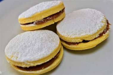 Alfajores: Sütlü karamelli ya da sütle doldurulmuş, toz şekerli tatlı kurabiyeler. Yumuşak ve cezbedici, karşı konulmaz bir iştah açıcı görünüşü var.. 