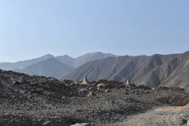 Huaycn de Cieneguilla, Peru 'da bulunan küçük bir hazinedir. Yüksek dağlar, yontulmuş taş duvarlar ve antik bir şehir zamanın sessiz koruyucularıdır..