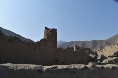 Huaycn de Cieneguilla, Peru 'da bulunan küçük bir hazinedir. Yüksek dağlar, yontulmuş taş duvarlar ve antik bir şehir zamanın sessiz koruyucularıdır..