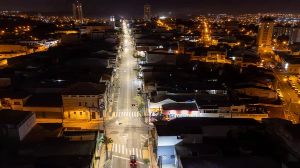 Avenida Nogueira Padilha, Vista bölgesi Noturna, 29 / 12 / 2023, Sorocaba - SP, com predios e luzes da cidade ao fundo
