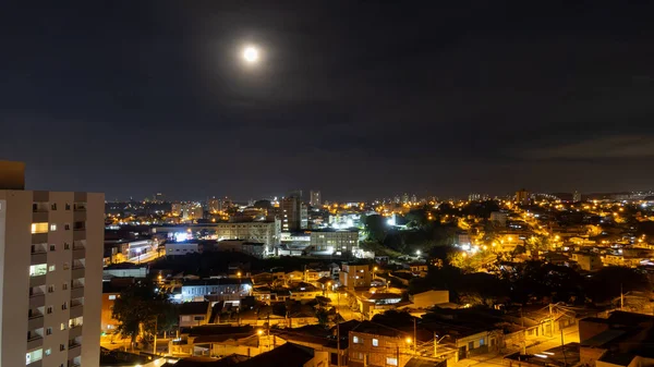 Noite vista em Voo noturno sobre Vila Hortencia, em Sorocaba - SP em 29-12-2023, Lua cheia, por Drone, Proximo a Avenida Sao e Nogueira Padilha, Com predios e luzes da Cidade ao fundo