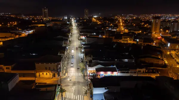 Avenida Nogueira Padilha, Vista bölgesi Noturna, 29 / 12 / 2023, Sorocaba - SP, com predios e luzes da cidade ao fundo