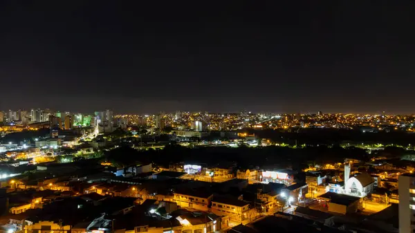 Noite vista em Voo noturno sobre Vila Hortencia, em Sorocaba - SP em 29-12-2023, Lua cheia, por Drone, Proximo a Avenida Sao e Nogueira Padilha, Com predios e luzes da Cidade ao fundo