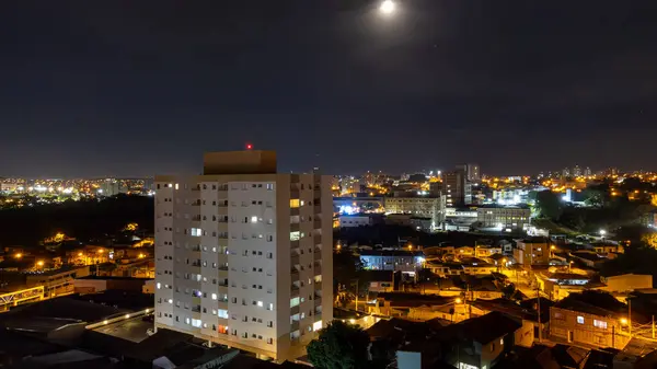 Noite vista em Voo noturno sobre Vila Hortencia, em Sorocaba - SP em 29-12-2023, Lua cheia, por Drone, Proximo a Avenida Sao e Nogueira Padilha, Com predios e luzes da Cidade ao fundo