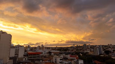 Ceu de Sorocaba - Predios e Ceu Laranja na cidade - Sorocaba - SP - 03-01-2024 - Horizonte - Cidade