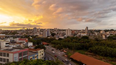 Ceu de Sorocaba - Predios e Ceu Laranja na cidade - Sorocaba - SP - 03-01-2024 - Horizonte - Cidade