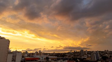 Ceu de Sorocaba - Predios e Ceu Laranja na cidade - Sorocaba - SP - 03-01-2024 - Horizonte - Cidade