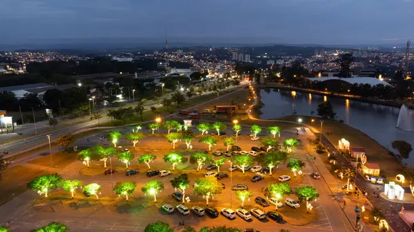 Lago do Paco de Sorocaba Prefeitura Sorocaba Decorao de Natal Arvores iluminadas Fotografia com drone Sorocaba SP Brasil 02-01-2023 Sorocaba Gölü Noel Dekorasyonları Aydınlatılmış Ağaçlar