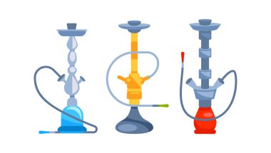 Beyaz arka planda duran üç nargile renkli borular ve hortumlar kullanıma hazır.