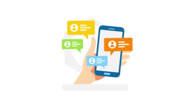 Sohbet mesajlı akıllı telefonu beyaz ve yeşil ekran arka planında tutan bir elin canlandırması