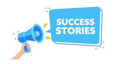 Konuşma balonu ve başarı hikayeleri ile megafonu tutan hareketli el beyaz ve yeşil ekran arkaplanı üzerine metin
