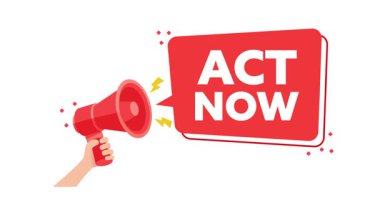 Şimdi beyaz ve yeşil ekran arkaplanlarında bir numara olan bir megafonu tutan hareketli el.