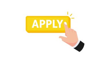 İşadamı, işaret parmağı beyaz ve mavi arkaplanda olan uygula düğmesine tıklıyor