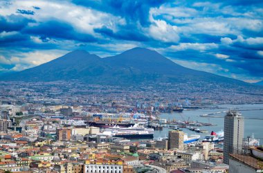 Arka planda Vezüv volkanı olan Napoli şehri, İtalya.