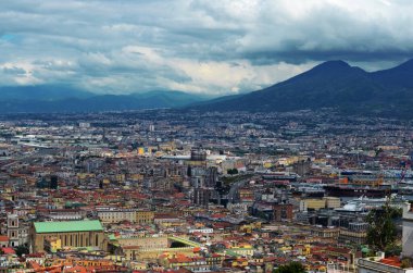 Arka planda Vesuvius volkanı olan Napoli şehri.. 