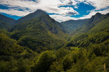 Karadağ 'da yeşil dağlar. 
