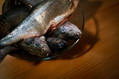 Taze alabalıklar kasede.